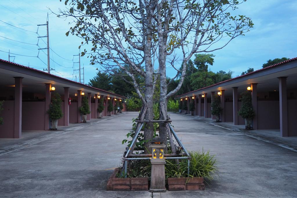 Rimmueng Resort Phanom Sarakham Ngoại thất bức ảnh