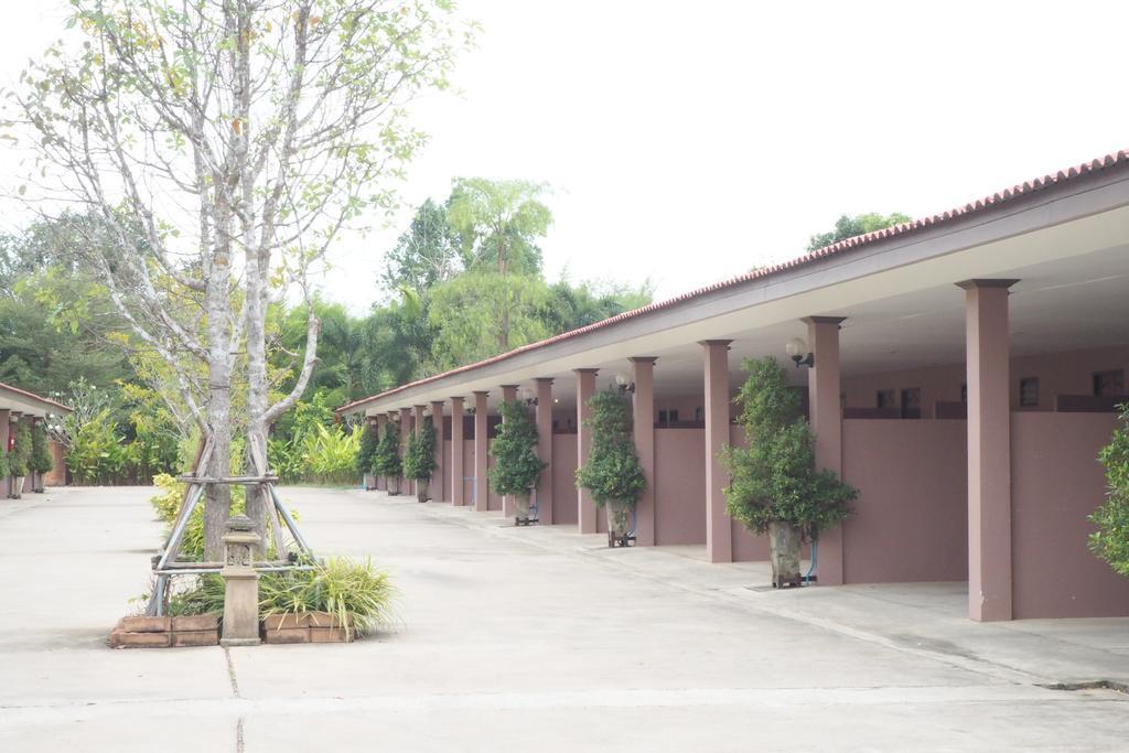 Rimmueng Resort Phanom Sarakham Ngoại thất bức ảnh