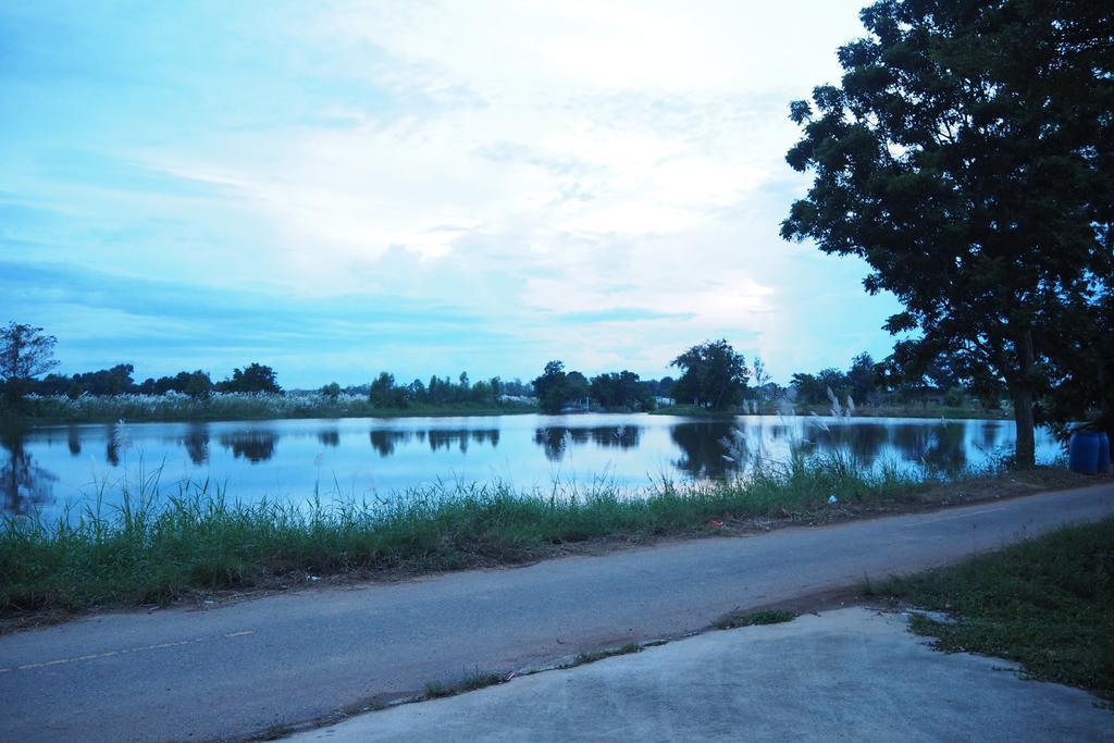 Rimmueng Resort Phanom Sarakham Ngoại thất bức ảnh